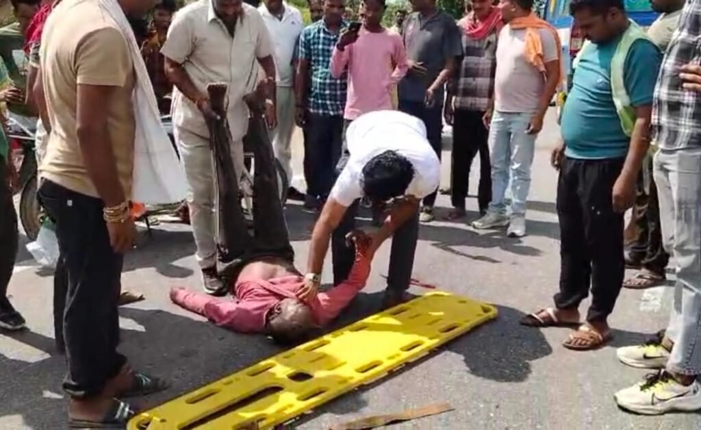 सड़क पर तड़प रहे युवक की सीएमएचओ ने बचाई जान