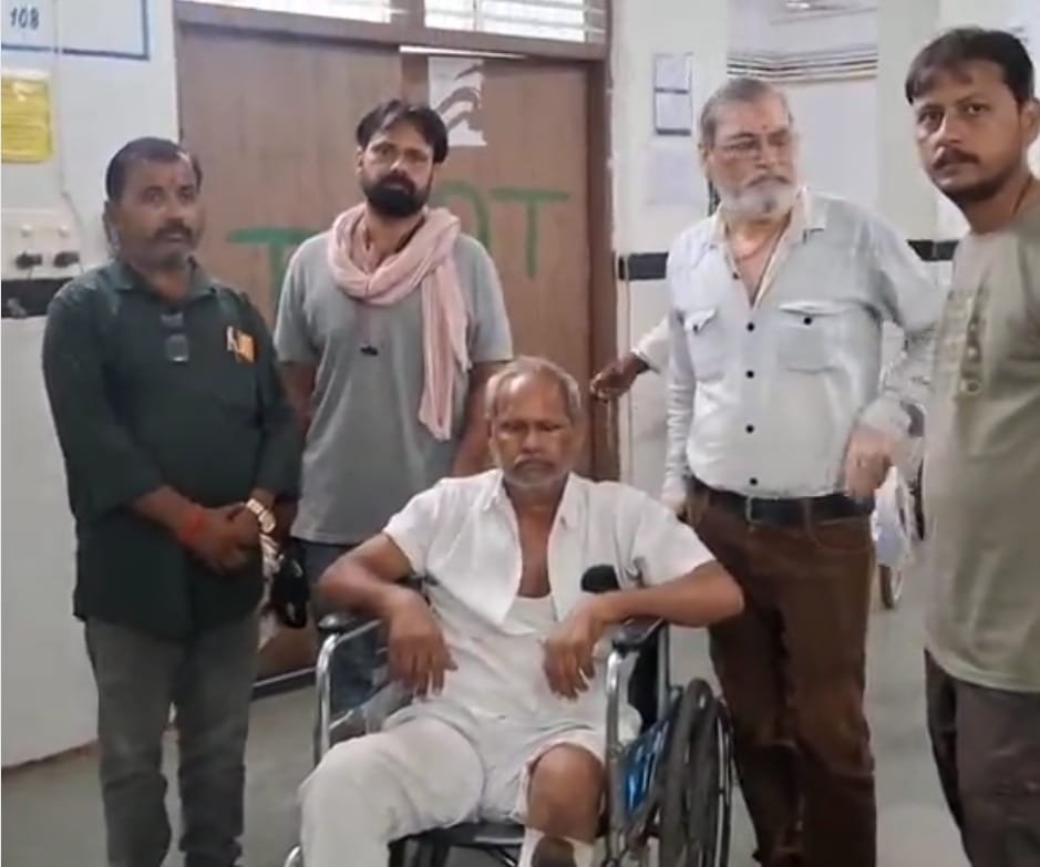 शिक्षक पर धारदार हथियार से हमला, जिला अस्पताल में भर्ती