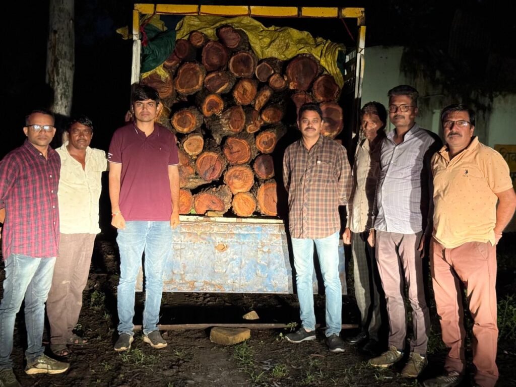 खैर लकड़ी से भरी पिकअप जब्त गरोठ क्षेत्र में वन माफिया के खिलाफ सख्ती