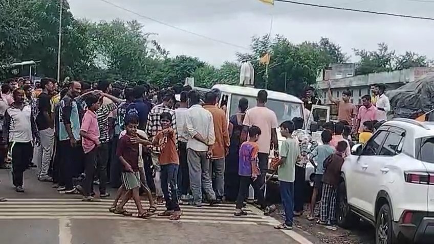 ग्वालटोली में गोवंश पकडऩे का विरोध,नगर पालिका कर्मचारियों पर रुपए मांगने का आरोप