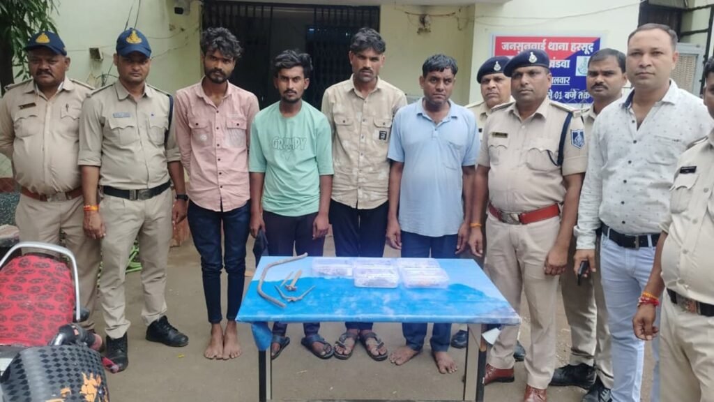 किराए के दफ्तर से चोरी का बिजनेस 8 लाख का सोना चांदी व नगदी जब्त