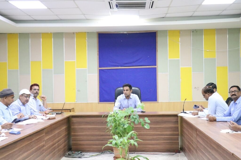 सडक़ के घटिया निर्माण पर निगम आयुक्त ने लगाई फटकार