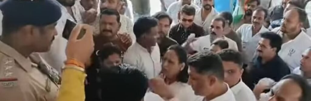 पुलिस और कांग्रेस कार्यकर्ताओं के बीच धक्का-मुक्की