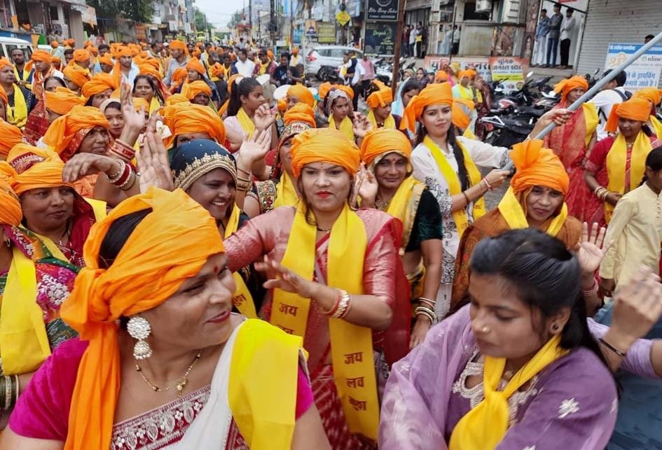 फूलों की वर्षा के बीच निकली भगवान लव कुश की शोभायात्रा