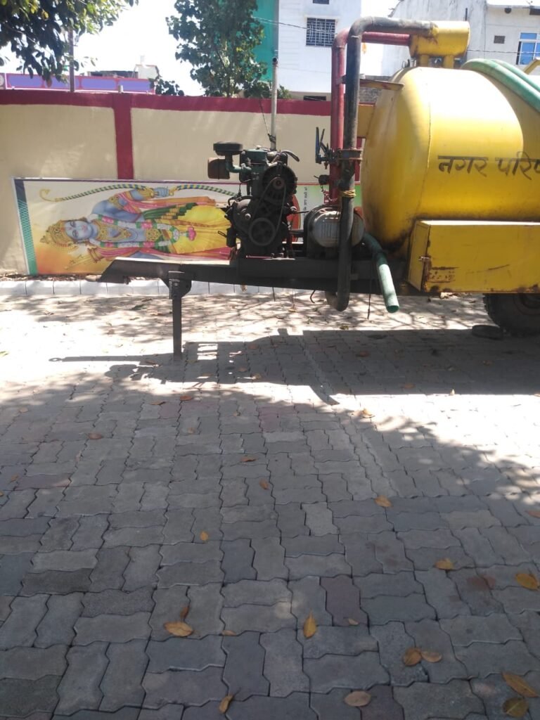 गैरतगंज में 200 साल पुराने पीपल पेड़ की कटाई और श्रीराम के कटआउट अपमान पर बवाल