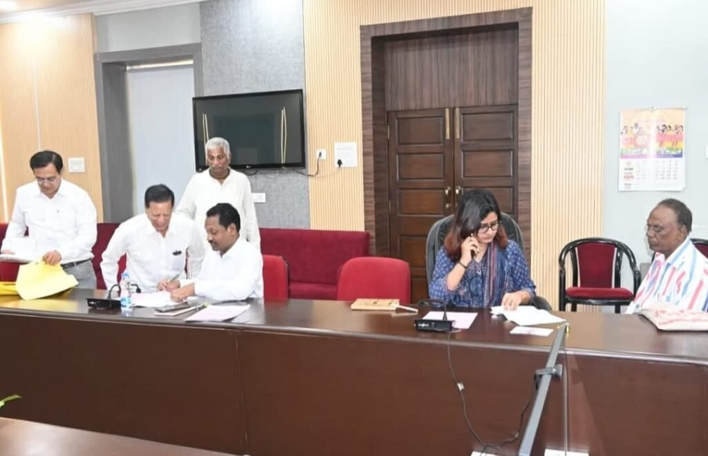 कलेक्ट्रेट की जनसुनवाई में 103 नए आवेदन आए 