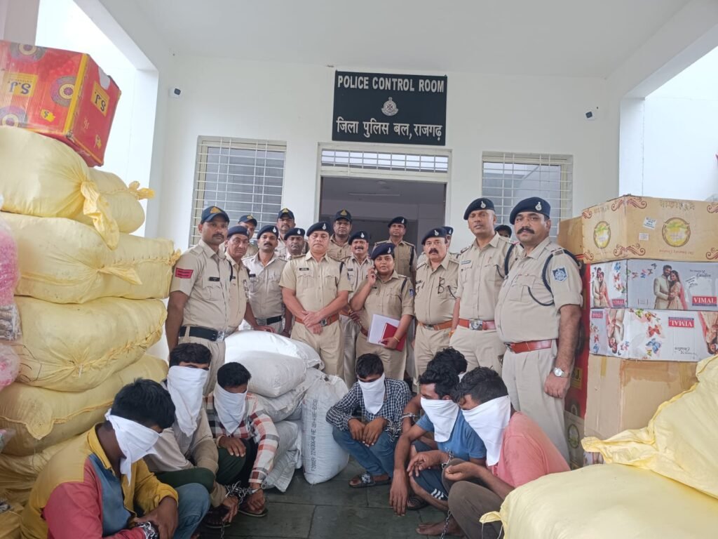 लूट की गठरियों समेत 14 हिरासत में, 3 फरार