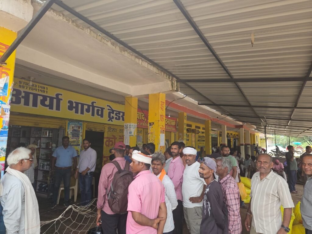 सहकारी समितियों और निजी विक्रेताओं द्वारा किया जा रहा खाद का वितरण