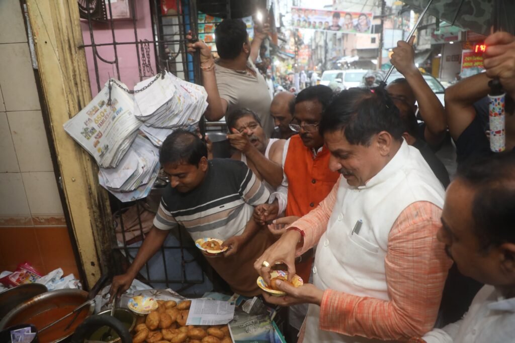 CM डॉ यादव ने श्री सवारियां कचोरी भंडार पर कचौरी खाई