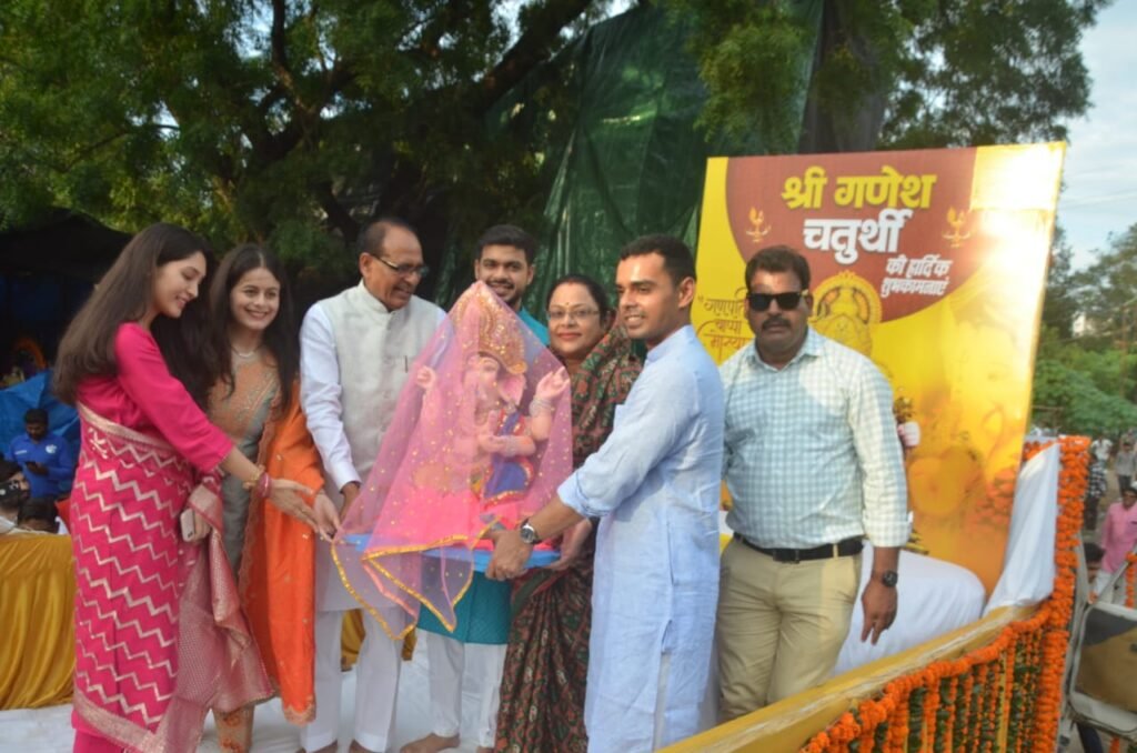 गणेश चतुर्थी पर शिवराज ने परिवार संग खरीदी गणेश प्रतिमा