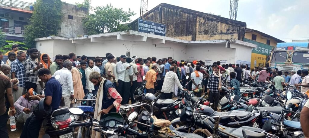 खाद के लिए हंगामा: घंटों लाइन में खड़े रहने के बाद भी नहीं मिली यूरिया