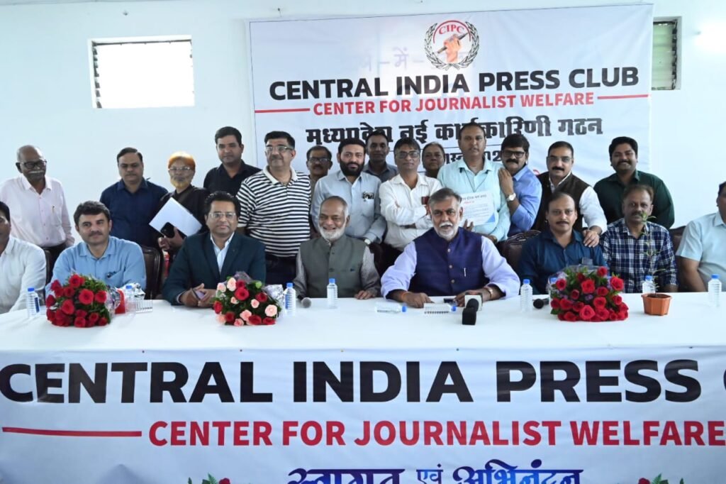 पत्रकारिता समाज का दर्पण, संकट परिवर्तन का संकेत 