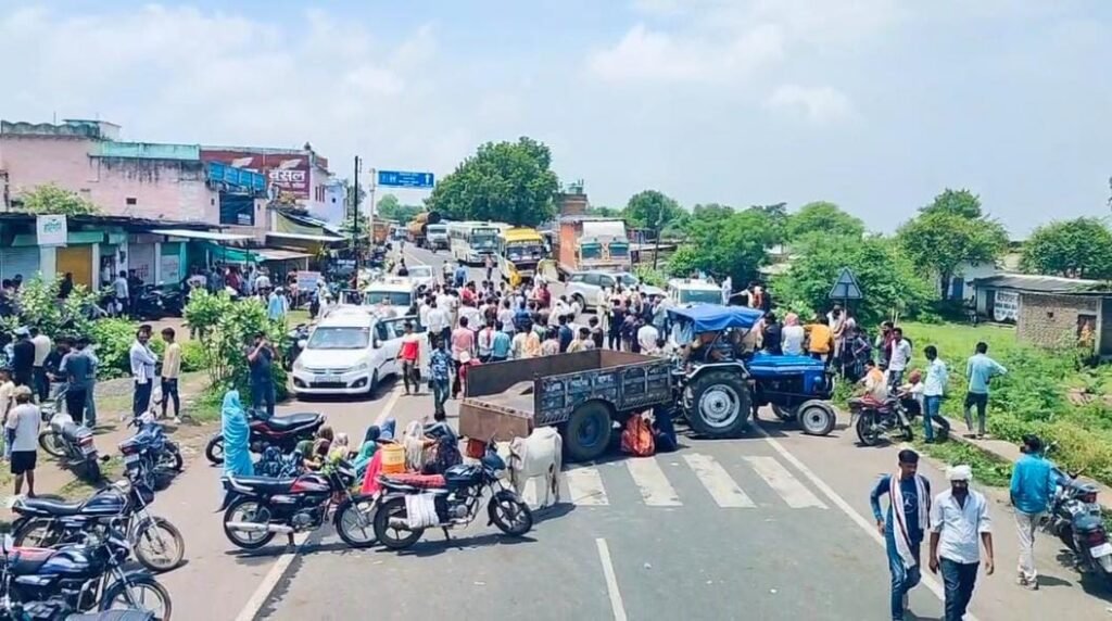 महिला की संदिग्ध मौत पर बवाल, झोलाछाप डॉक्टर पर लापरवाही का आरोप, हाईवे जाम