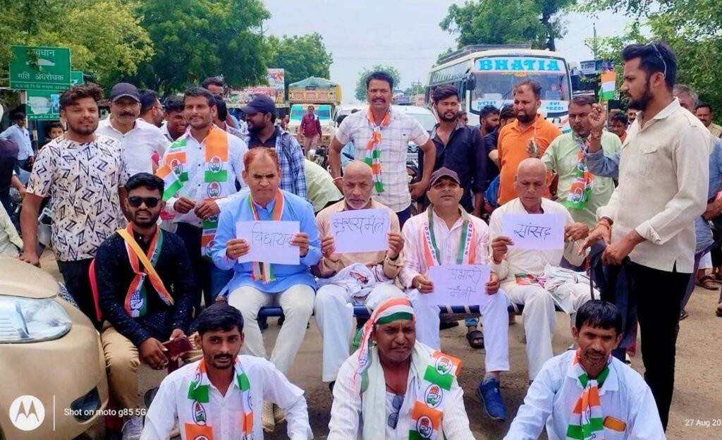 गड्ढों से मौत पर कांग्रेस का आक्रोश: सड़क पर चक्का जाम और मुंडन कर जताया विरोध
