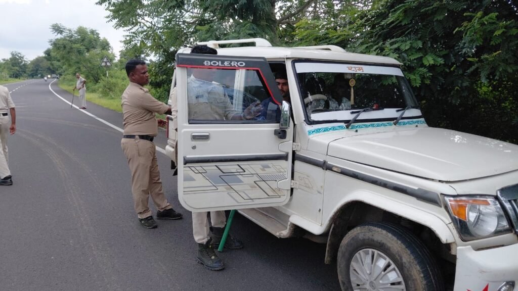 वाहनों के कांच पर लगी ब्लैक फिल्म निकालकर किया चालान
