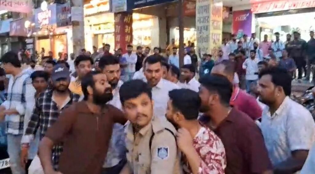शिल्पी प्लाजा में पुलिस कर्मी को कार के बोनट में लेटा कर गुण्डो ने फिल्मी स्टाइल में पीटा