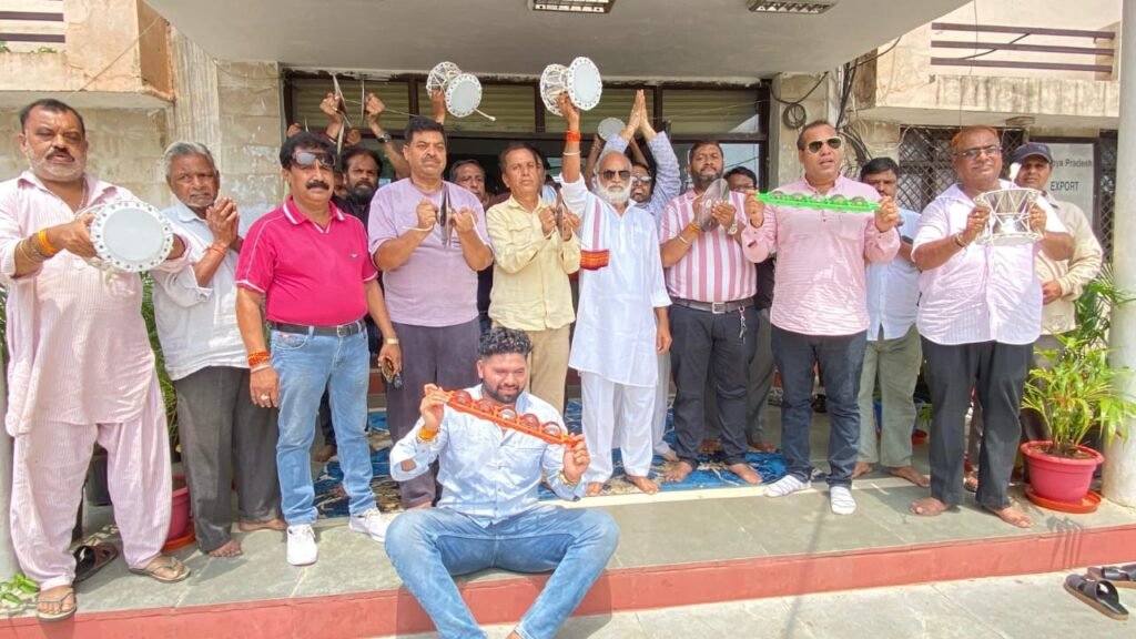 मेला की दुकानों की ई टेंडरिंग के खिलाफ ढोल ताशे बजाकर अनोखा विरोध प्रदर्शन