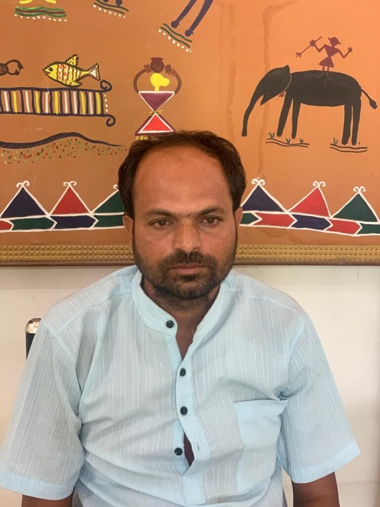 जन्म प्रमाण पत्र बनाने के नाम पर रिश्वत लेते ग्राम रोजगार सहायक पकड़ा गया