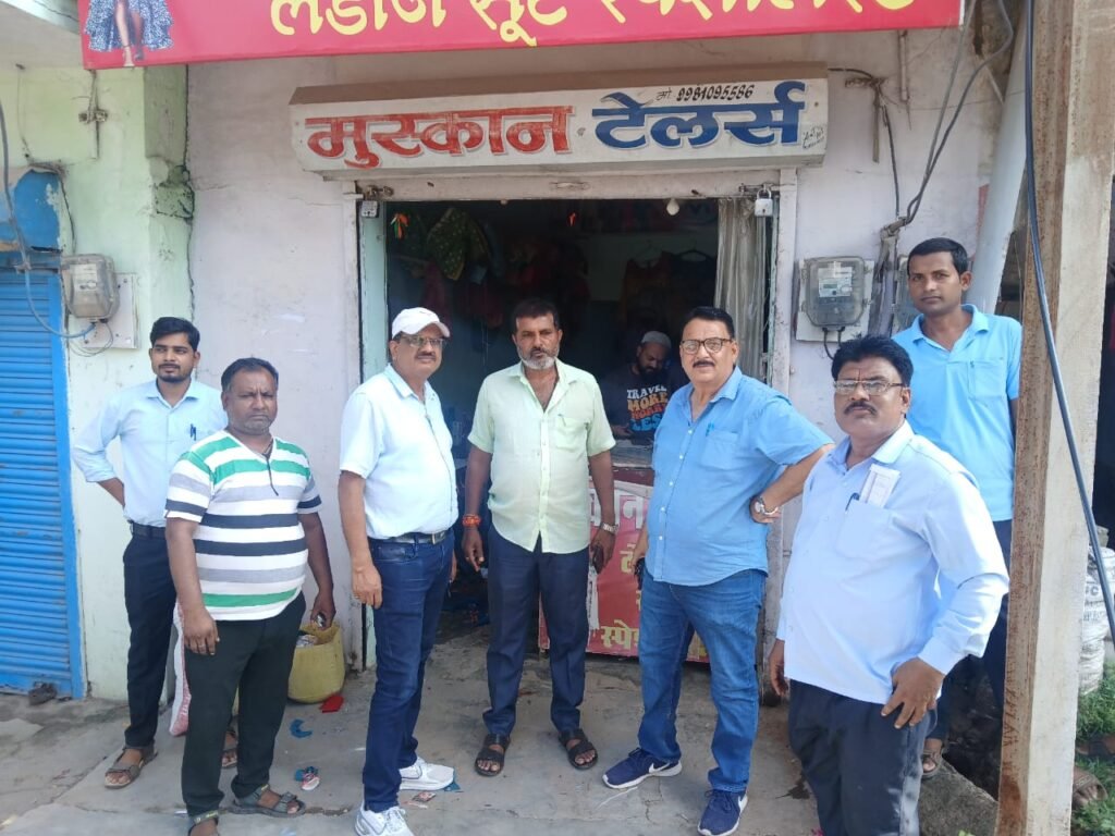 सम्पत्तिकर न देने पर दुकानों में नगर निगम ने लगाया ताला