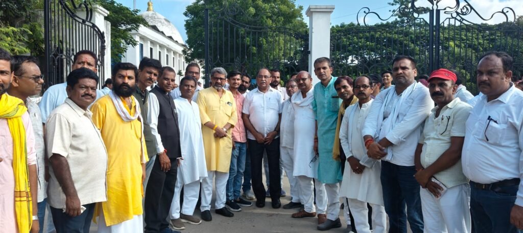 कलेक्ट्रेट पहुंचकर कांग्रेसियो ने सौपा ज्ञापन