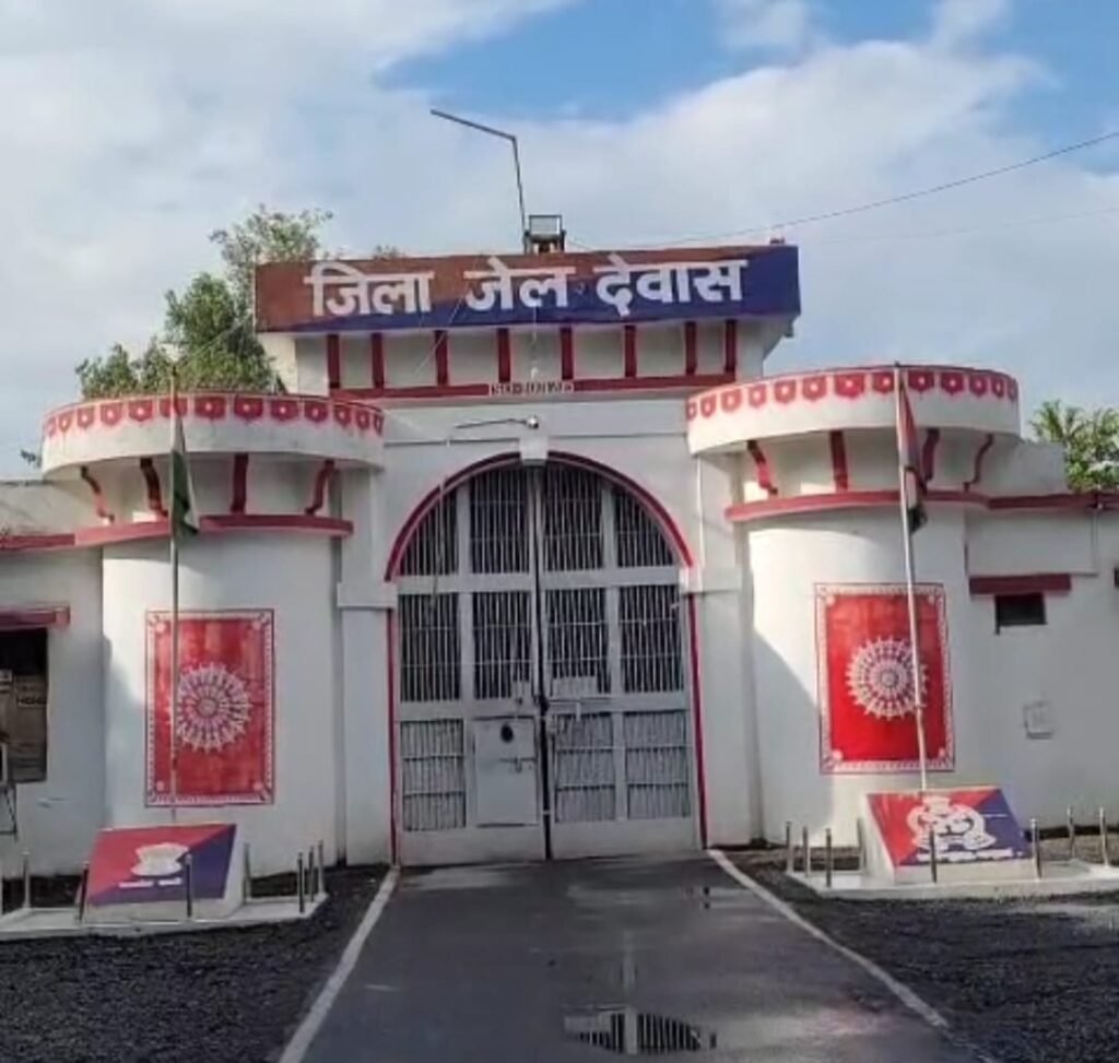 जिला जेल में डॉक्टर बनकर पहुंचा सरकारी बाबू, FIR दर्ज