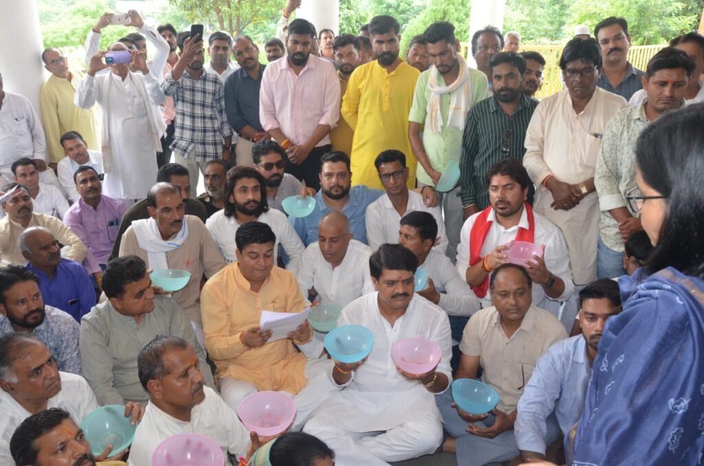 किसानों की समस्याओं को लेकर कांग्रेस का पैदल मार्च,कटोरा लेकर खाद मांगी