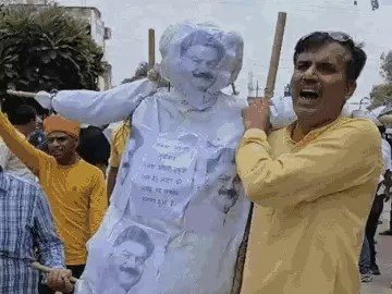पूर्व उपनेता प्रतिपक्ष चौधरी विधायक कुशवाह के खिलाफ मैदान में उतरे, विधायक समर्थकों ने पुतले पर कालिख पोतकर फूंका