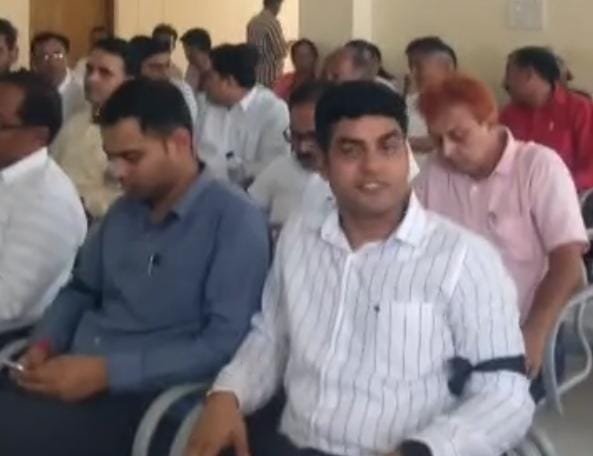 अधिकारियों ने किया काम बंद, कलमबंद हड़ताल शुरू, दिया ज्ञापन