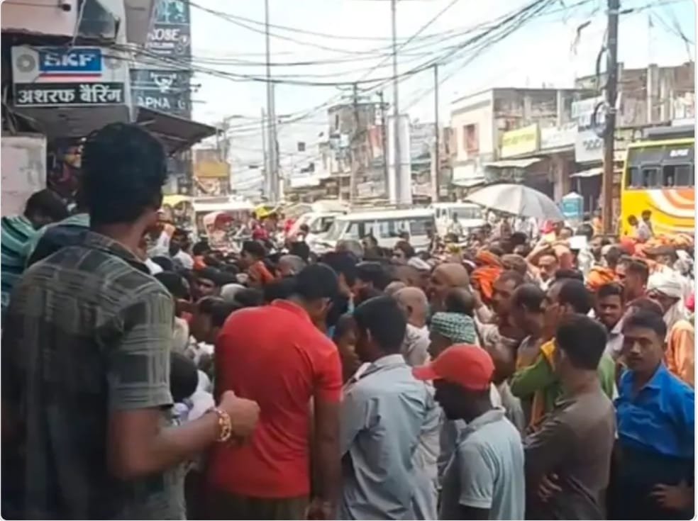 सीधी में खाद संकट को लेकर किसानों ने किया प्रदर्शन