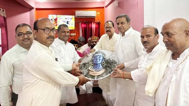 जनसंघ से जुड़े बीजेपी के वरिष्ठजनों को शाल-श्रीफल से सम्मानित