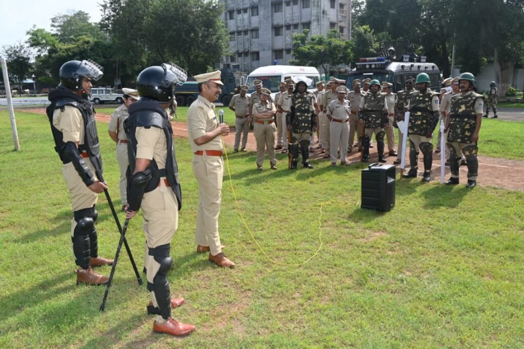 परेड ग्राउंड में दंगा..! पुलिस ने किया लाठीचार्ज, दंगाइयों को तितर-बितर करने अश्रु गैस छोड़े 