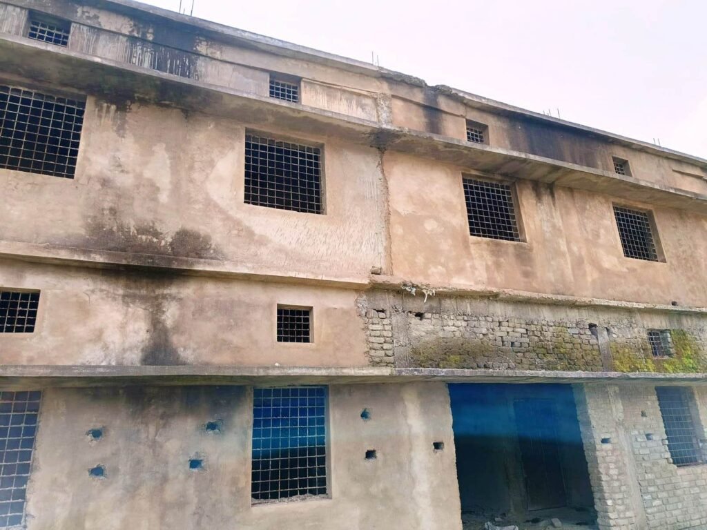 तीन साल से अधूरा भवन, सीएम राईज स्कूल बरका में छात्र-शिक्षक परेशान