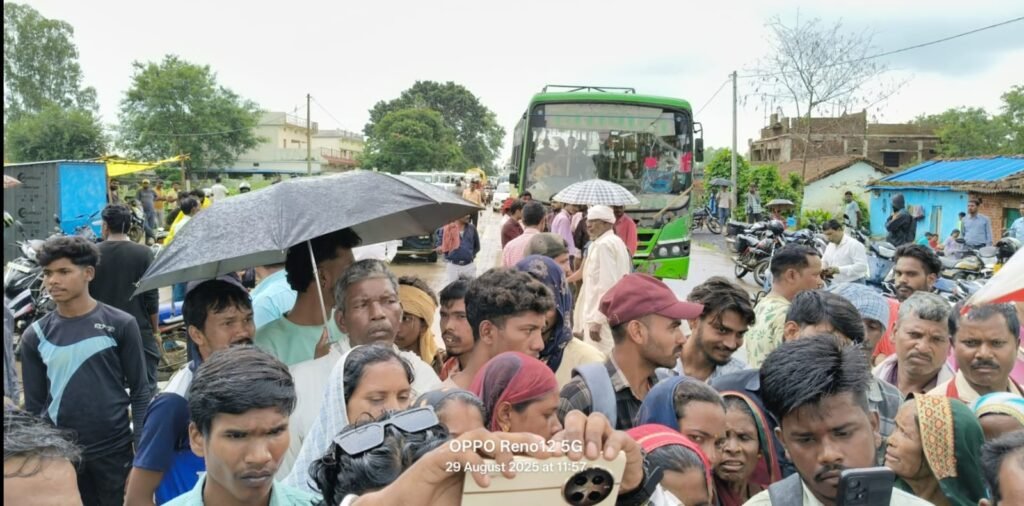 जिला पंचायत अध्यक्ष ने जनपद सदस्य के पति के साथ कि मारपीट , आक्रोषित ग्रामीणो ने लगाया जाम 