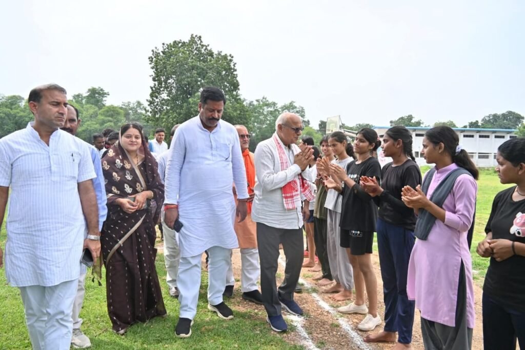 सांसद ने खेल दिवस में कन्या महाविद्यालय के खिलाड़ियों को सम्मानित किया 