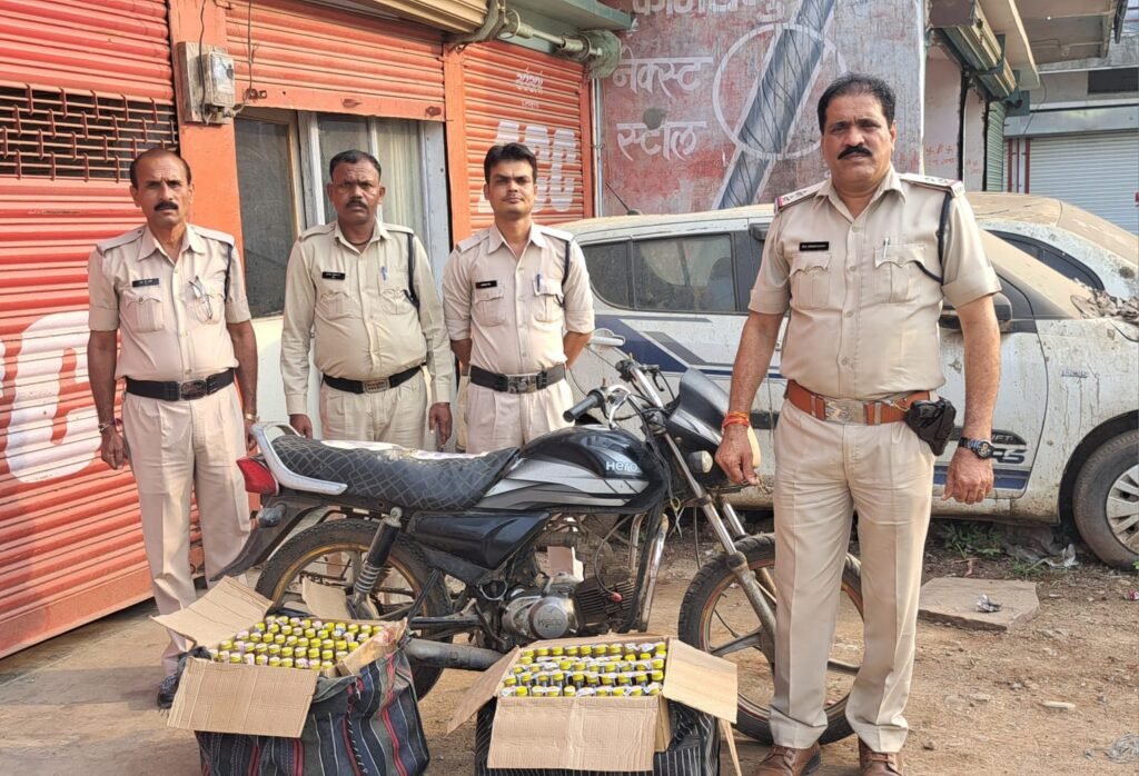 आबकारी विभाग ने 6 पेटी शराब व बाइक जब्त की, तीन पर केस दर्ज