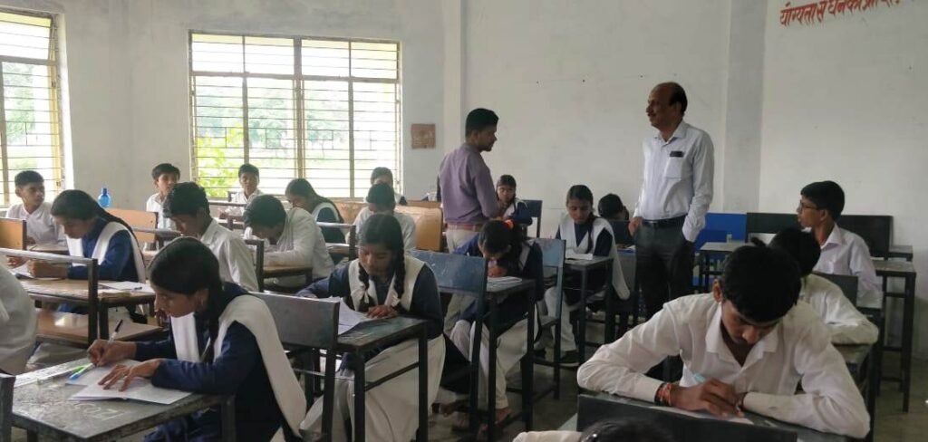 लापरवाही पाए जाने पर दो शिक्षकों की वेतन वृद्धि रोकी