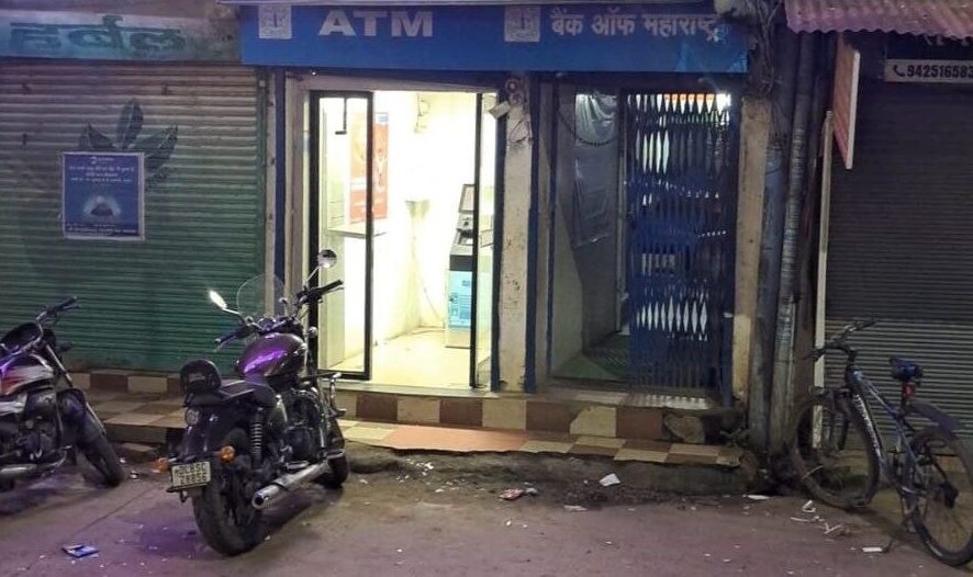 मेडिकल दुकान के सामने बाइक से 4.50 लाख से भरा बैग पार