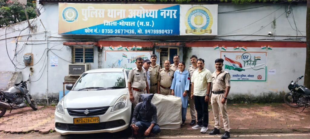 कार से जप्त की गई 6 लाख रु की अवैध शराब, आरोपी दूसरे जिलों से लाकर खपाता था खेप