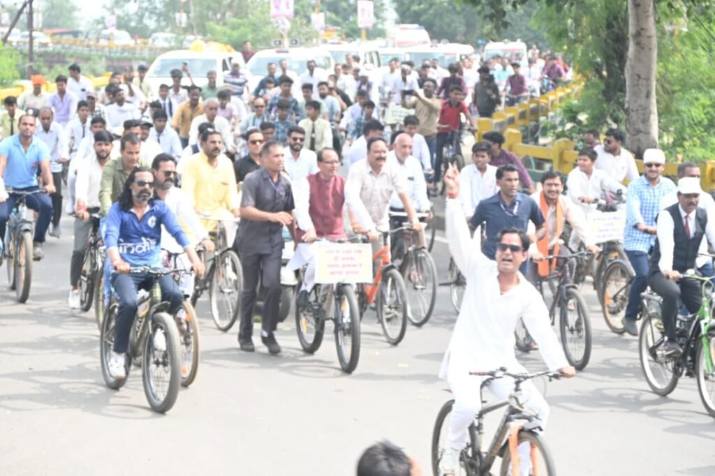 केंद्रीय मंत्री शिवराज सिंह चौहान ने चलाई साइकिल, फिटनेस और स्वदेशी वस्तुओं को अपनाने का दिया संदेश