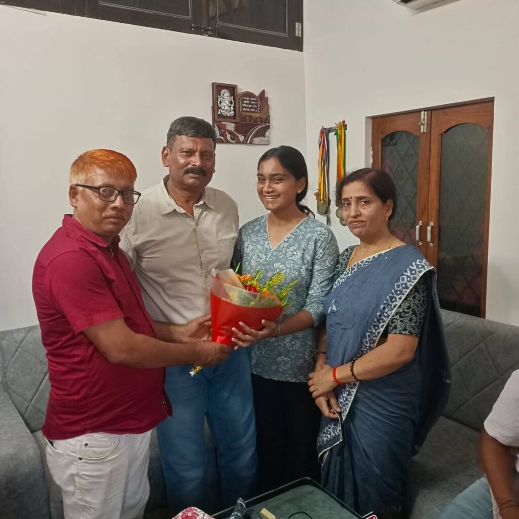 आयुषी ने लेफ्टिनेंट बनकर किया विंध्य का नाम रोशन