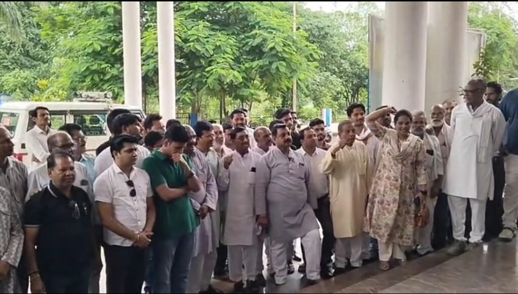 कांग्रेस ने सरकार से की तत्काल राहत की मांग, कलेक्ट्रेट में सौंपा ज्ञापन