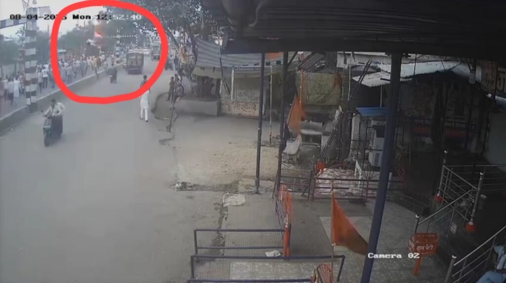 कांवड़ यात्रा के दौरान हादसा: हाईटेंशन लाइन की चपेट में आया डीजे वाहन, चार युवक झुलसे