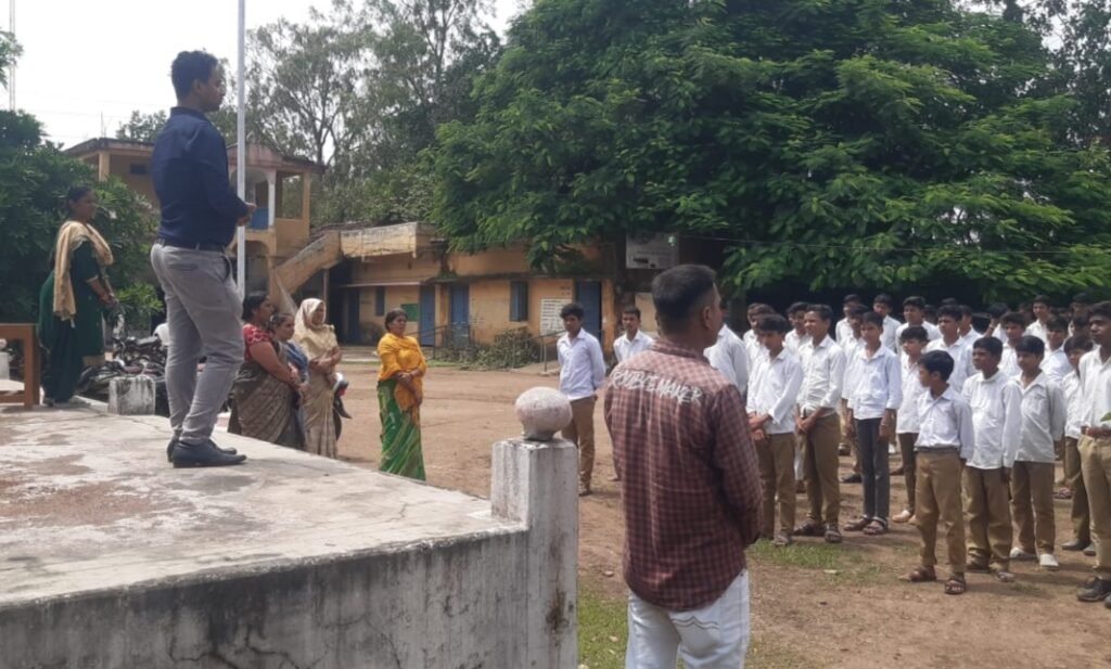 सहायक संचालक ने किया औचक निरीक्षण: बच्चों को दिए टिप्स