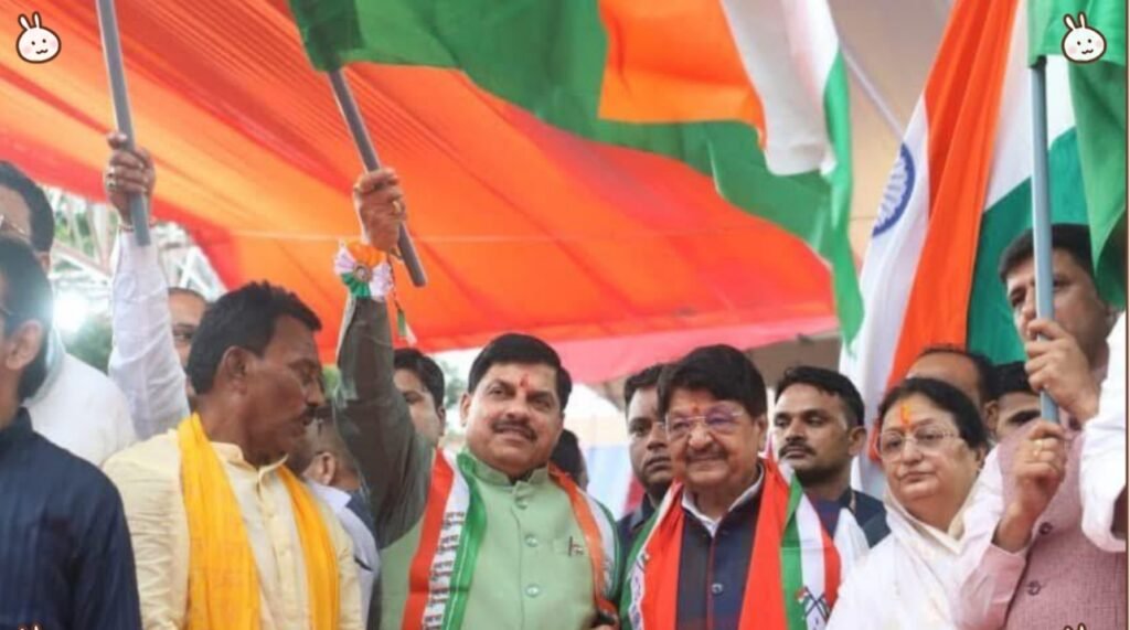 भाजपा ने निकाली राजबाड़ा से गांधी हॉल तक तिरंगा यात्रा 