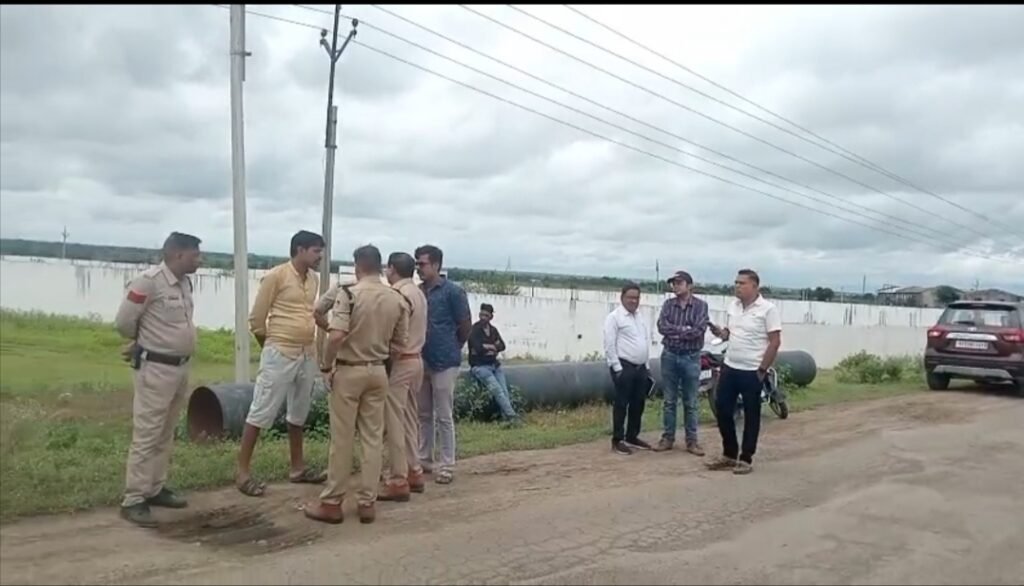 सड़क के लिए संग्राम: सामाजिक संगठनों ने गड्ढे भरने वालों को खदेड़ा तो पुलिस बुला ली