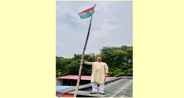 भाजपा प्रदेश संगठन महामंत्री हितानन्द ने घर पर फहराया तिरंगा