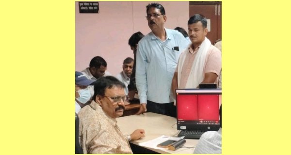 किसान ने कलेक्ट्रेट पहुंचकर मांगी इच्छा मृत्यु