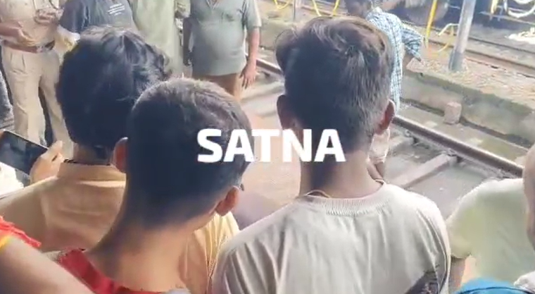 रेलवे स्टेशन में ट्रेन के सामने लेटा युवक, बाल-बाल बची जान