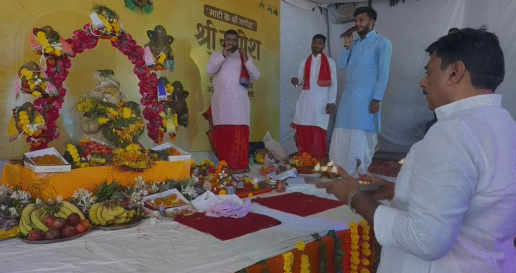 विधायक रामेश्वर शर्मा के युवा सदन में इस बार भी मिट्टी से बने गजानन विराजे