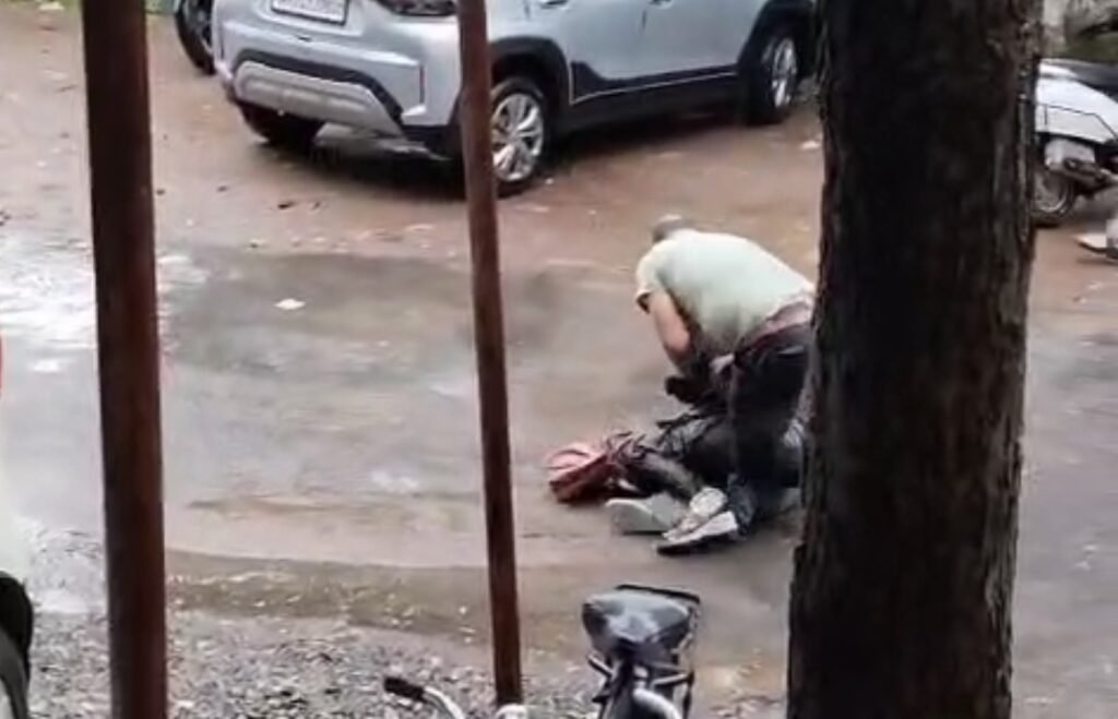 तलाक लेने आये ITBP जवान ने न्यायालयीन कर्मचारी को उठा के पटका, पत्नी से भी मारपीट